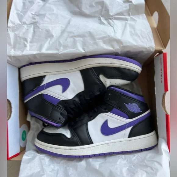 Nike Air Jordan 1 Mid  Big Kids US 5Y
Black/White/Dark Iris - Picture 7 of 8